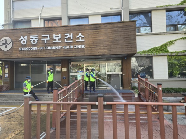 ▲ 봄맞이 물청소 모습.