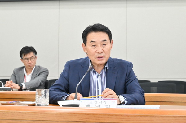 ▲ 백영현 포천시장이 'K-드론 소부장 클러스터 조성 전략 수립' 용역 중간보고회에서 발언하고 있다.