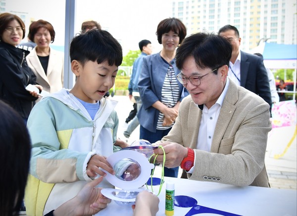 ▲ 김병수 김포시장이 어린이날 행사 참여자와 소통하고 있다.