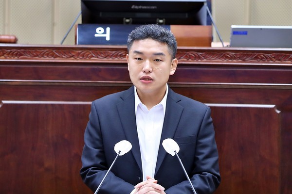▲ 한채훈 의왕시의회 의원이 제310회 임시회 제3차 본회의에서 발언을 하고 있다.