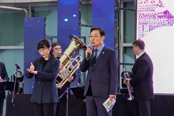 ▲ 김병전 의장이 제40회 부천복사골예술제 개막식에서 축사를 하고 있다.