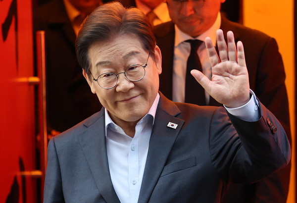 ▲ 간담회 마치고 나오는 이재명 후보. /뉴시스