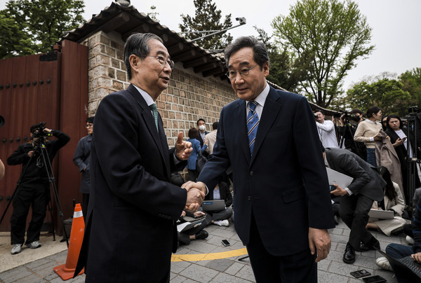 ▲ 한덕수 무소속 대통령 선거 예비 후보와 이낙연 새미래민주당 상임고문이 6일 서울 중구 달개비 컨퍼런스하우스에서 오찬회동 마친 뒤 인사를 나누고 있다. /뉴시스