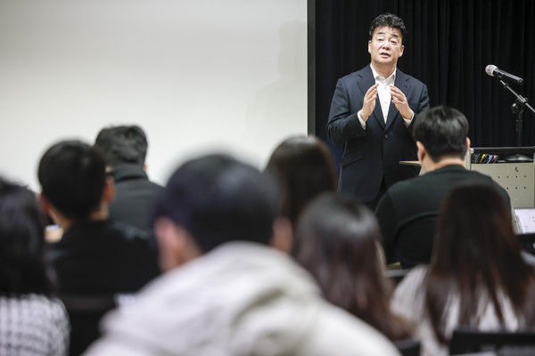 ▲ 백종원 더본코리아 대표가 28일 서울 서초구의 한 회의공간에서 열린 더본코리아 주주총회에서 취재진의 질문에 답하고 있다. /뉴시스