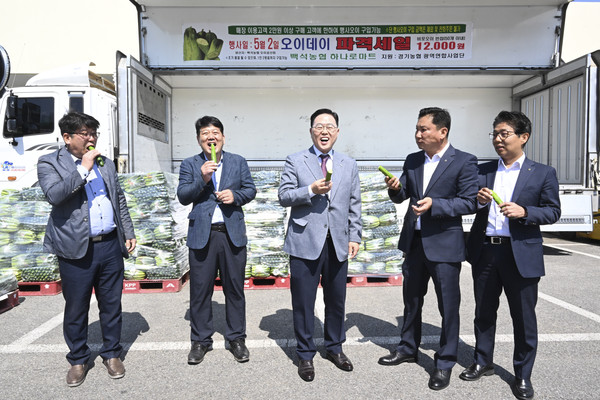 ▲ 강수현 양주시장(가운데) 오이 할인 행사 참석 모습.