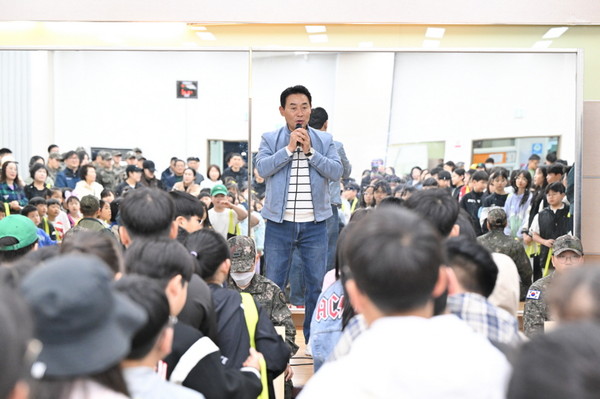 ▲ 백영현 포천시장이 '제28회 어린이날 큰잔치'에서 인사말을 하고 있다.