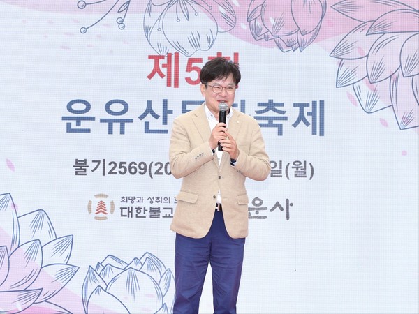 ▲ 김병수 김포시장이 부처님 오신날을 맞아 관내 주요 사찰을 방문해 불교계와 시민들에게 축하 인사를 건네고 있다.