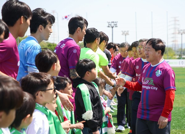 ▲ 남양주FC를 격려하고 있는 주광덕 남양주시장.