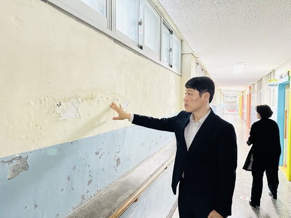 ▲ 이용창 위원장 인천가정초등학교 방문 모습.