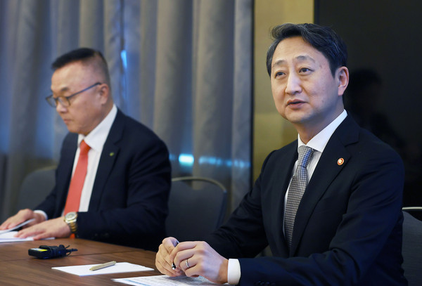 ▲ 안덕근 사업통상자원부 장관은 이날 예정되었던 본계약 체결 참석을 위해 코를 방문한 자리에서 기자간담회를 개최했다. /뉴시스