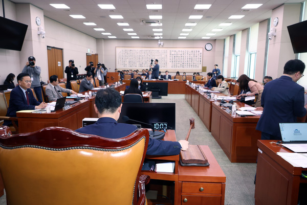 ▲ 법사위 소위 안건 상정하는 박범계 위원장. /뉴시스