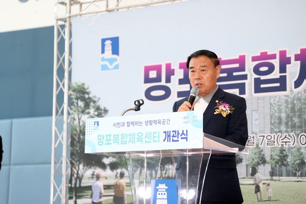 ▲ 이재식 의장이 망포복합체육센터 개관식에서 축사를 하고 있다.