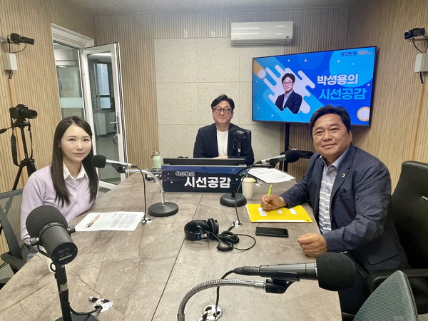 ▲ 김호겸 의원(오른쪽) '박성용의 시선공감' 프로그램 '의정언박싱' 코너 출연 모습.