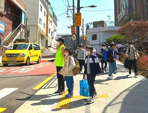 ▲ 양천구, 동행일자리 ‘스쿨존 교통안전 지킴이’ 활동 모습.