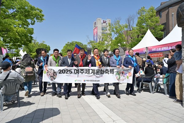 ▲ 세계전통 문화공연 행렬 진행 모습.여주시는 지난 4월 13일로 예정돼 있었던 ‘2025 여주세계문화축제’가 강풍으로 인해 부득이하게 전면 취소됨에 따라, 이를 대체해 제37회 여주도자기축제 기간 중 ‘세계전통 문화공연’으로 축소 개최했다고 밝혔다.이번 공연은 세계인의 날을 기념해 여주시외국인복지센터 주관으로 열렸으며, 여주 신륵사 도자기축제장 내 메인무대에서 국내외 관광객과 시민 약 300여 명이 함께한 가운데 성황리에 진행됐다.신륵사 야외공연장에서 출발한 행렬은 축제장을 따라 이어졌으며, 도자기축제를 방문한 관람객들의 큰 환호 속에 문화 다양성을 알리는 상징적인 퍼포먼스로 펼쳐졌다.이어서 진행된 세계전통 문화공연 무대에는 총 5개 팀이 참가해 다채로운 전통문화를 선보였다. ▲ 스리랑카의 역동적인 ‘캔디안 댄스’ ▲ 네팔 타루족의 전통춤 ▲ 베트남의 화려한 사자춤 ▲ 몽골의 전통춤, 그리고 ▲ 한국의 타악 퍼포먼스 ‘난타’가 차례로 무대를 장식하며, 각기 다른 문화의 고유한 색채를 관객들에게 전달했다.이충우 여주시장은 “올해 세계문화축제가 부득이하게 축소되어 아쉬움도 있지만, 여주 도자기축제라는 전통 있는 지역행사와 연계해 세계문화를 소개할 수 있어 뜻깊다”며, “다양한 문화가 공존하는 사회로 나아가기 위한 의미 있는 걸음이 될 것이며, 앞으로도 외국인 주민과 지역사회가 함께 어울릴 수 있는 기회를 지속적으로 마련해 나가겠다”고 밝혔다.Tag저작권자 © 산경일보 무단전재 및 재배포 금지최형규 기자최형규 기자다른기사 보기 관련기사댓글 0로그인産經日報내용권리침해, 욕설 및 특정 대상을 비하하는 내용을 게시할 경우 이용약관 및 관련법률에 의해 제해될 수 있습니다. 공공기기에서는 사용 후 로그아웃 해주세요.0 / 400 등록