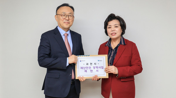 ▲ 신계용 과천시장(오른쪽)과 이한경 행안부 재난안전관리 본부장(왼쪽).