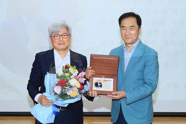 ▲ 정장선 평택시장(오른쪽)이 이장현 공동의장(왼쪽)에게 감사패를 전달하고 있다.