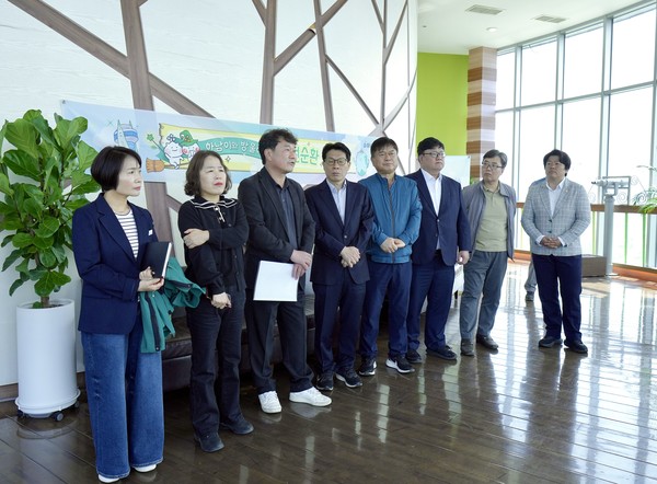 ▲ 하남시 결산검사 위원 7명이 ’하수처리장 증설사업‘ 현장을 방문하여 브리핑을 받고 있다.