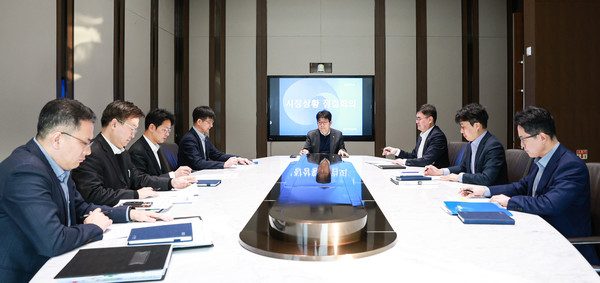 ▲ 유상대 한국은행 부총재(가운데)가 20일 오전 서울 중구 한국은행 본관16층에서 개최된 '시장상황 점검회의'에서 발언하고 있다. (사진제공=한국은행) /뉴시스