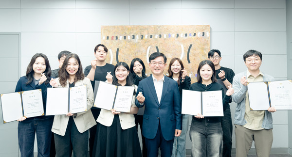 ▲ 성남문화재단 보드Y 구성원들이 윤정국 대표이사와 기념촬영을 하고 있다.