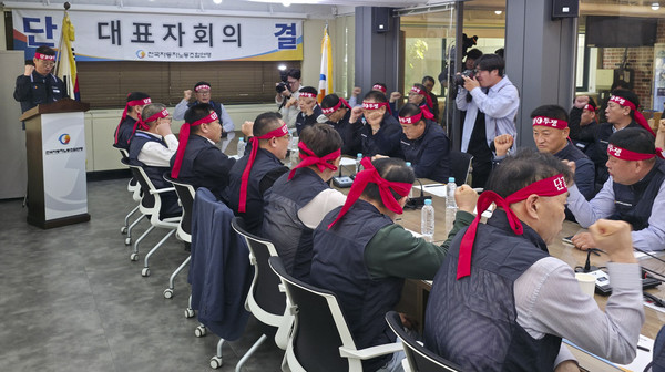 ▲ 8일 서울 서초구 전국자동차노동조합연맹 사무실에서 열린 대표자 회의에서 참석자들이 구호를 외치고 있다. /뉴시스