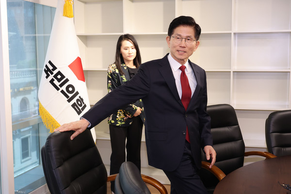 ▲ 국민의힘 당사 대통령 후보실 둘러보는 김문수 후보. /뉴시스