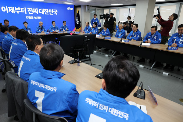 ▲ 7일 오전 서울 여의도 중앙당사에서 박찬대, 윤여준 더불어민주당 상임 총괄선대위원장과 총괄선대 위원장들이 참석한 가운데 중앙선거대책위원회의가 열리고 있다. /뉴시스
