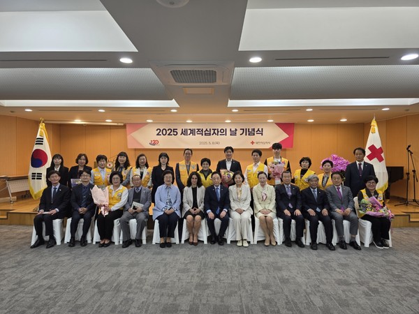 ▲ ‘제78회 세계적십자의 날’ 기념식에 참석한 김용호 시의원(앞줄 오른쪽 두 번째)이 단체 기념촬영을 하고 있다.