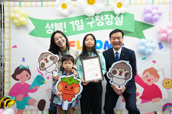 ▲ 이승로 성북구청장이 1일 구청장실을 마치고 기념사진을 찍고 있다.