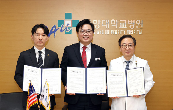 ▲ 박일하 동작구청장(가운데)이 뉴저지한인회(이대우 왼쪽)·중앙대학교병원(권정택 오른쪽)과 협약을 맺고 기념사진을 촬영하고 있다.