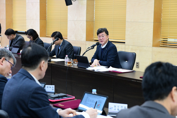 ▲ 이민근 안산시장이 2050 탄소중립 혁신도시 실현 위한 전략회의를 주재하고 있다.