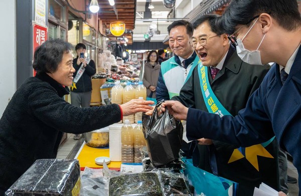 ▲ 주낙영 경주시장이 전통시장 상인을 만나 물건을 구입하며 인사를 나누고 있다. 경주시는 2025 APEC 정상회의를 앞두고 전통시장 환경 개선 사업을 추진 중이다.