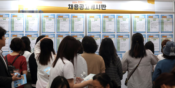 ▲ 채용게시판 향한 여성 구직자들. /뉴시스