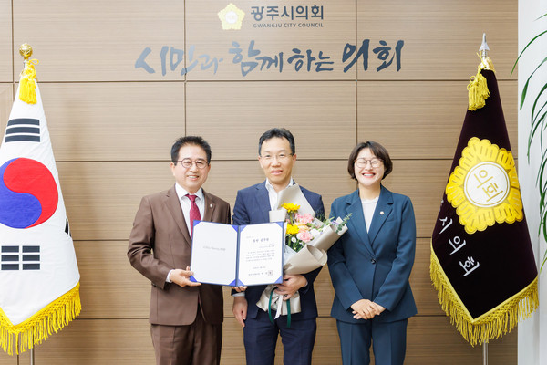 ▲ (왼쪽부터) 허경행 의장, 황철희 팀장, 오현주 의원.