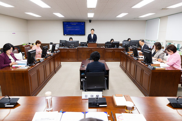 ▲ 안산시의회 의회운영위원회가 제296회 임시회 폐회중 회의를 열고 김태훈 안산문화재단 대표이사 임명후보자에 대한 인사청문을 실시했다.