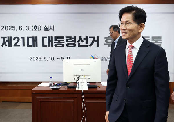 ▲ 김문수 국민의힘 대선 후보가 11일 오전 경기 과천시 중앙선거관리위원회에서 제21대 대통령선거 후보 등록을 마친 뒤 이동하고 있다. /뉴시스
