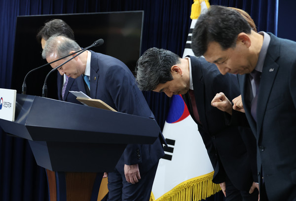 ▲ 이주호 사회부총리 겸 교육부 장관이 지난달 17일 서울 종로구 정부서울청사에서 열린 2026학년도 의대 모집인원 조정 방향 관련 브리핑에 앞서 인사하는 모습. /뉴시스