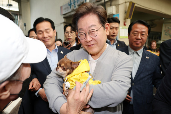 ▲ 강아지 안은 이재명 후보. /뉴시스