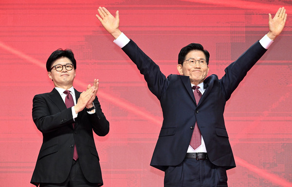 ▲ 3일 경기 고양 킨텍스에서 열린 국민의힘 대선 후보 선출 전당대회에서 최종 후보로 선출된 김문수 후보가 한동훈 후보의 축하를 받고 있다. /뉴시스