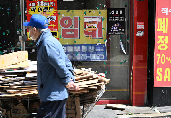 ▲ 지난해 광주 동구 충장로 한 상가에 임대 현수막이 붙어 있다. '호남 최대 상권'이었던 충장로 상권은 중대형상가 공실률이 28.0%에 달하는 등 극심한 침체를 겪고 있다. /뉴시스