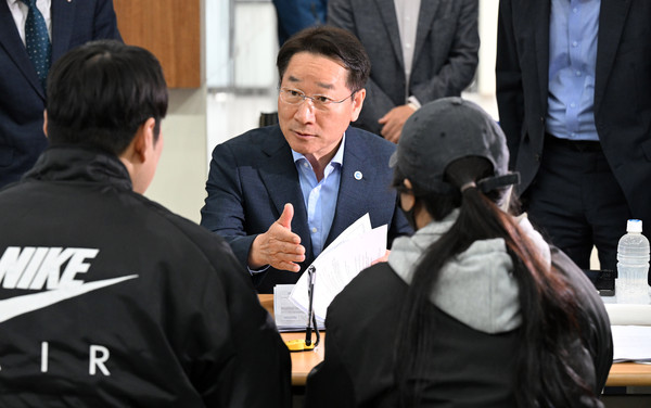 ▲ 유정복 인천광역시장이 ‘천원주택(전세임대주택)’ 예비입주자 신청 접수를 받고 있다.