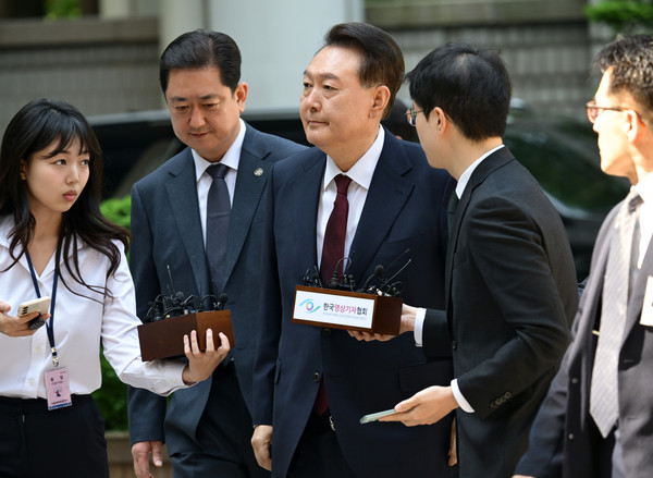 ▲ 내란 우두머리 혐의로 재판에 넘겨진 윤석열 전 대통령이 12일 오전 서울 서초구 서울중앙지법에서 열린 세 번째 공판에 출석하고 있다. /뉴시스