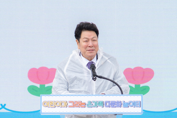 ▲ 지난 10일 ‘2025 어린이가 그리는 온가족 다문화 놀이터’ 축제에서 강남구의회 이호귀 의장이 축사를 하고 있다.