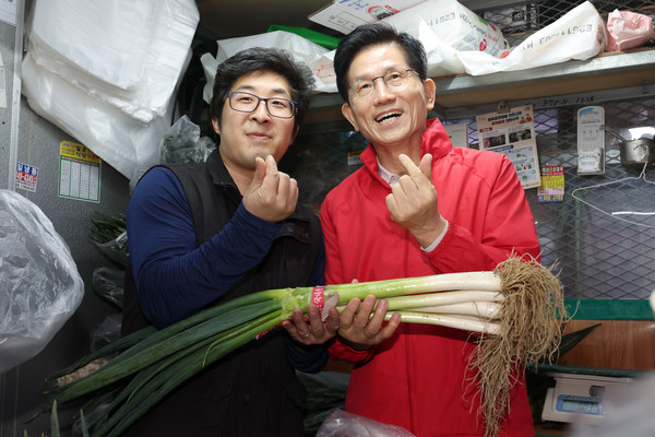 ▲ 가락시장 방문한 김문수 대선 후보. /뉴시스