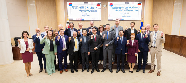 ▲ 안산시의회 의원들과 독일 아헨특구시 대표단 기념촬영 모습.