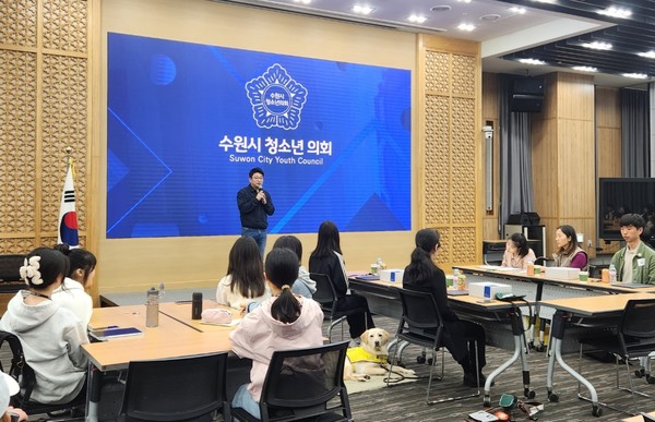 ▲ 수원특례시의회 이희승 보건복지위원장 '2025년 수원시 청소년의회' 추가 선발 의원 위촉식 참석 모습.