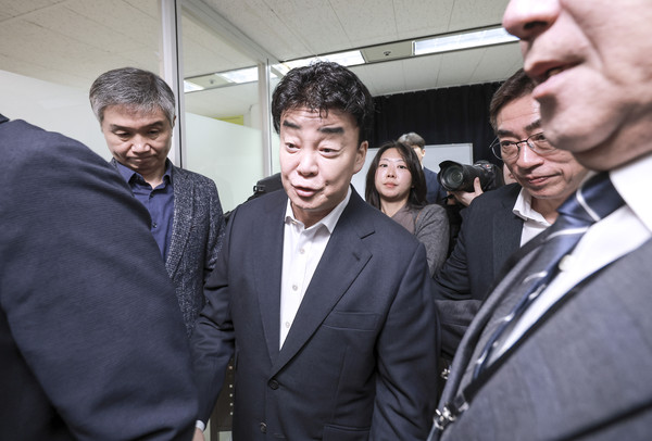 ▲ 백종원 더본코리아 대표가 지난 3월 28일 서울 서초구의 한 회의공간에서 열린 더본코리아 주주총회를 마친 뒤 이동하고 있다. /뉴시스
