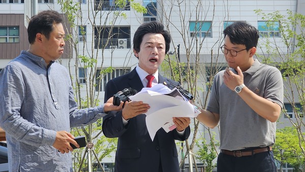 ▲ 신도를 성추행한 혐의로 고소당한 허경영 국가혁명당 명예대표가 지난해 7월 19일 오후 경찰의 2차 조사를 앞두고 경기북부경찰청 앞에서 자신의 입장을 밝히고 있다. /뉴시스