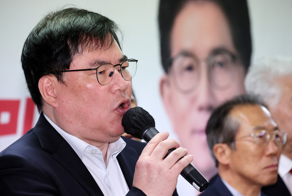▲ 유동규 전 성남도시개발공사 기획본부장이 지난 7일 오전 서울 여의도 김문수 국민의힘 대선후보 캠프 사무실에서 이인제 전 의원 등 전직 국회의원 209명의 김 후보 지지 성명서 발표식에서 발언하고 있다. /뉴시스