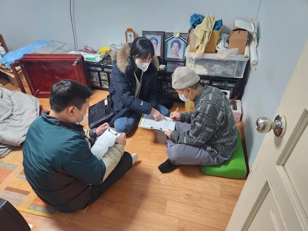 ▲ 성동구는 ‘찾아가는 보건복지서비스사업 활성화’를 조례로 명문화했다. 사진은 담당 공무원들이 위기가구를 방문해 상담하는 모습.